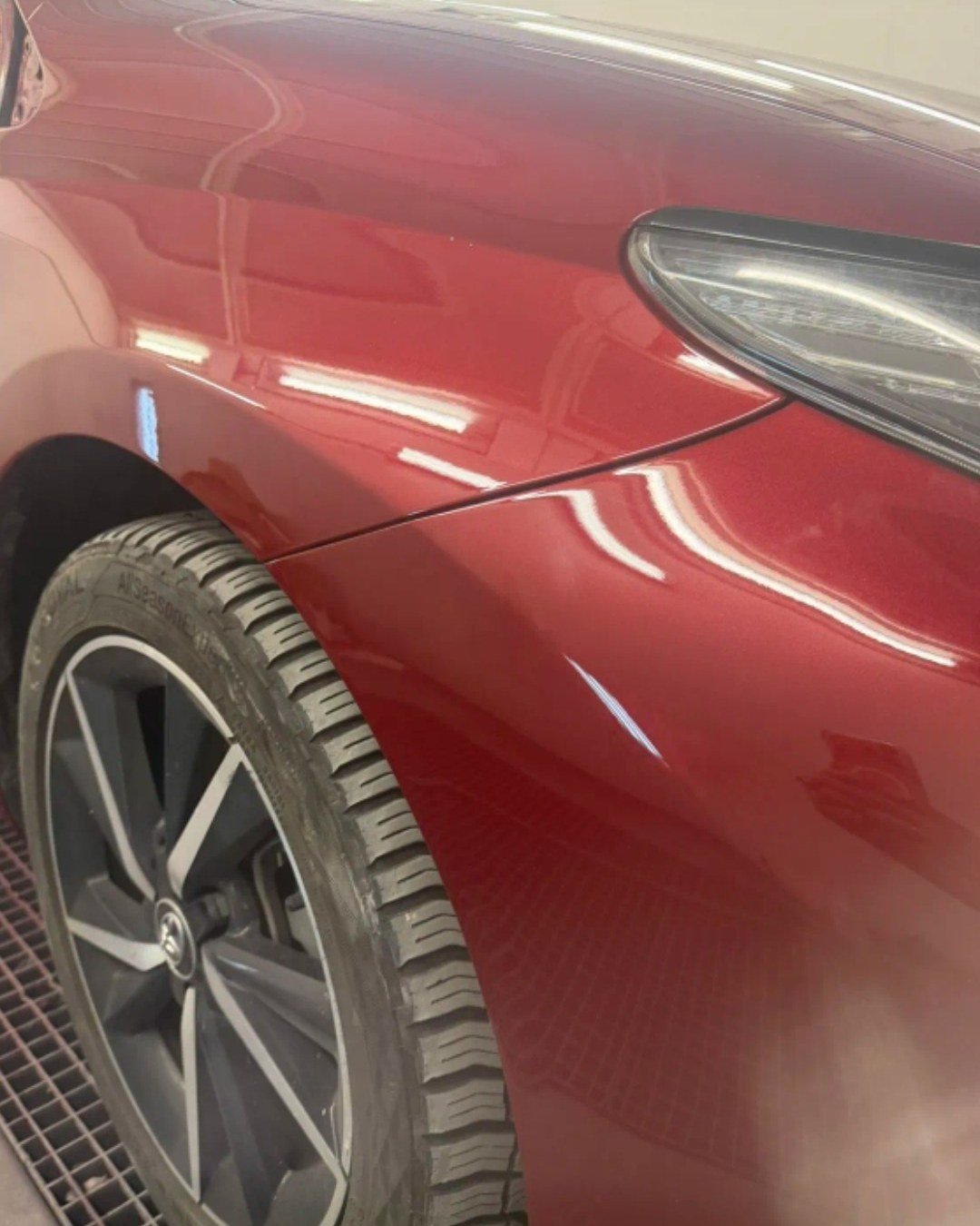 Aile avant de Peugeot rouge après réparation et peinture par SG Carrosserie