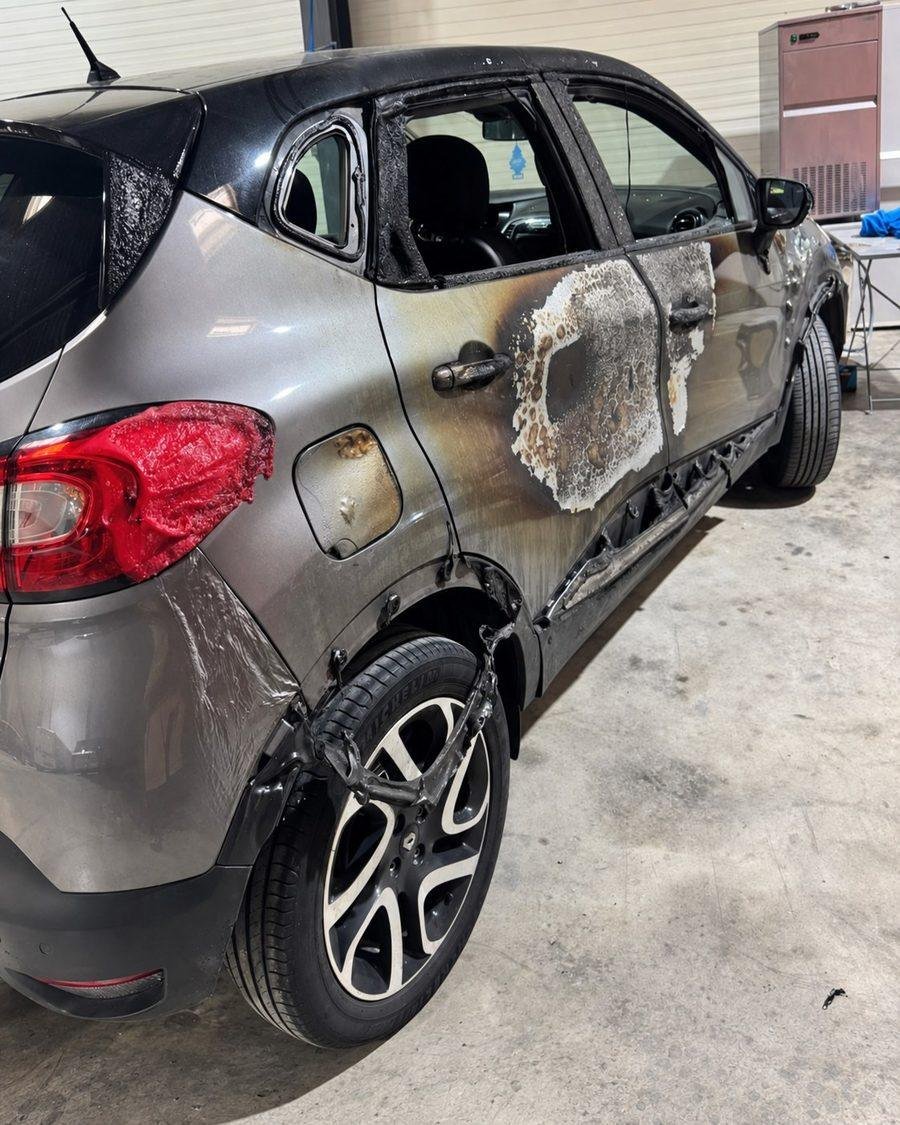 Renault Captur grise fortement endommagée avant réparation